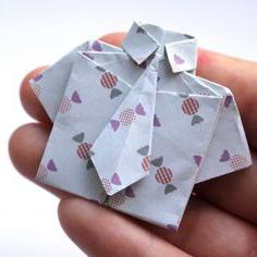 het overhemd van de origamikaartkaart 